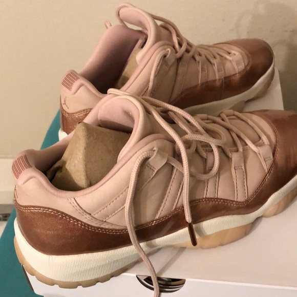 Barely NEW WMNS AIR JORDAN 11 RETRO- Rose Gold - Picture 2 of 4